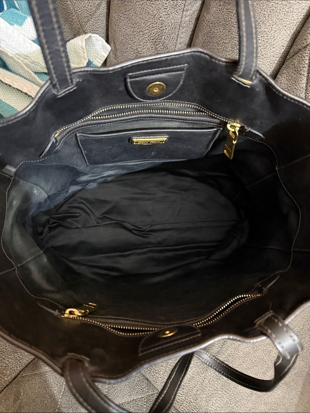 Miu Miu Black Leather Shoulder Tote with Gold Logo - Picture 6 of 8